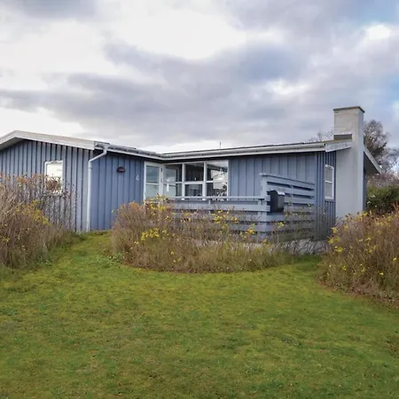 Дом отдыха Three Bedroom Holiday In *