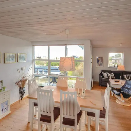 Three Bedroom Holiday In Дом отдыха *