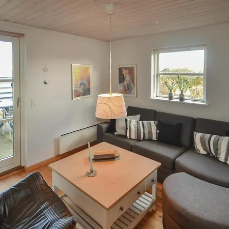 Дом отдыха Three Bedroom Holiday In *